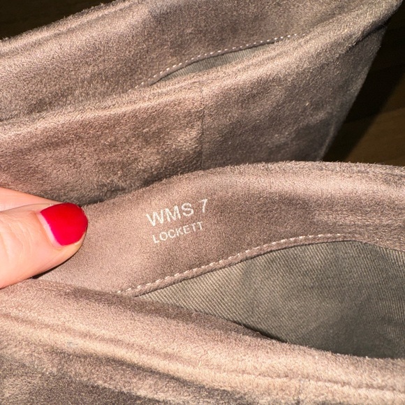 Women’s sz 7 suede booties - Picture 3 of 6